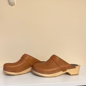 Swedish HasBeens Women's Tan Clogs 38